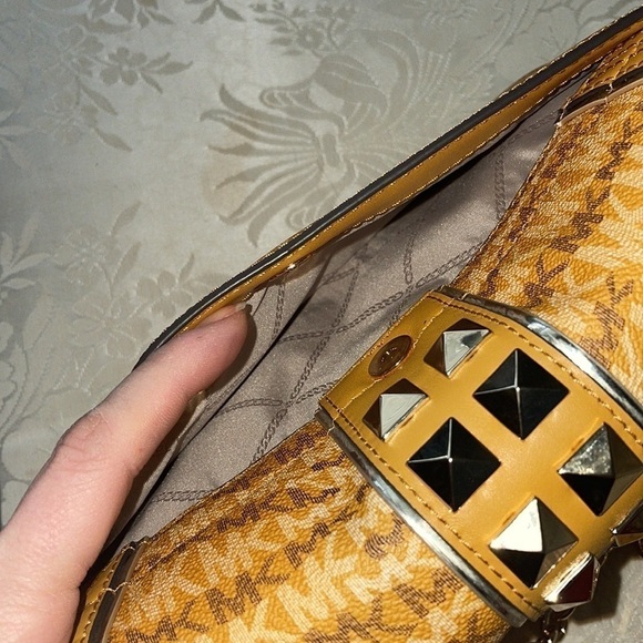 Brand New Michael Kors Soho Large Frameout Chain Shoulder Purse Marigold - Picture 16 of 16